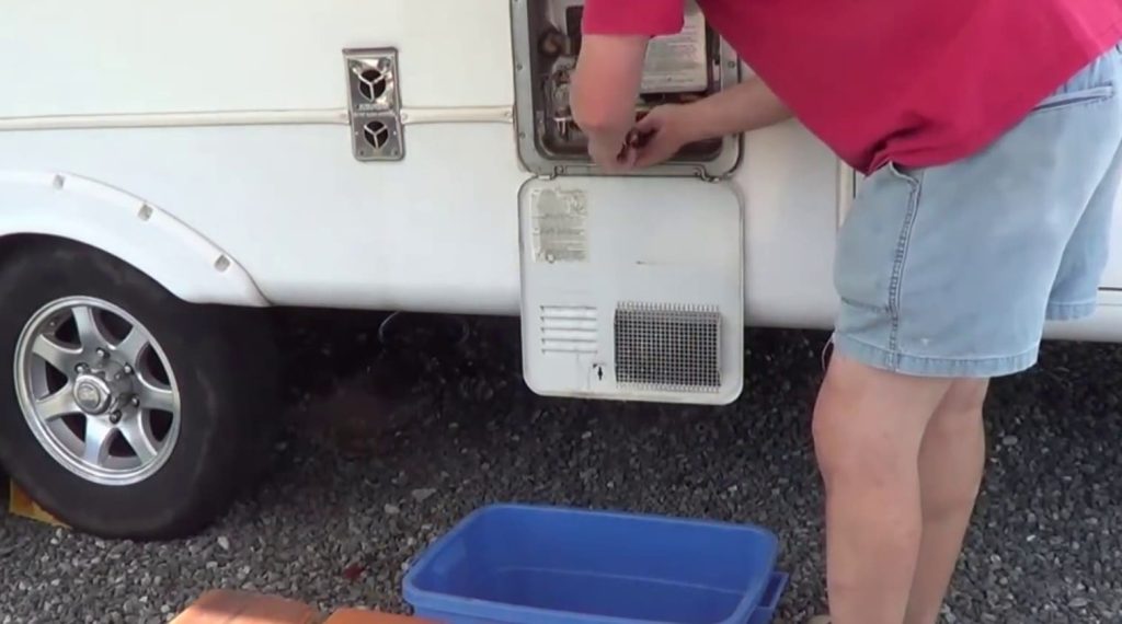 Can you use vinegar to clean RV water tank