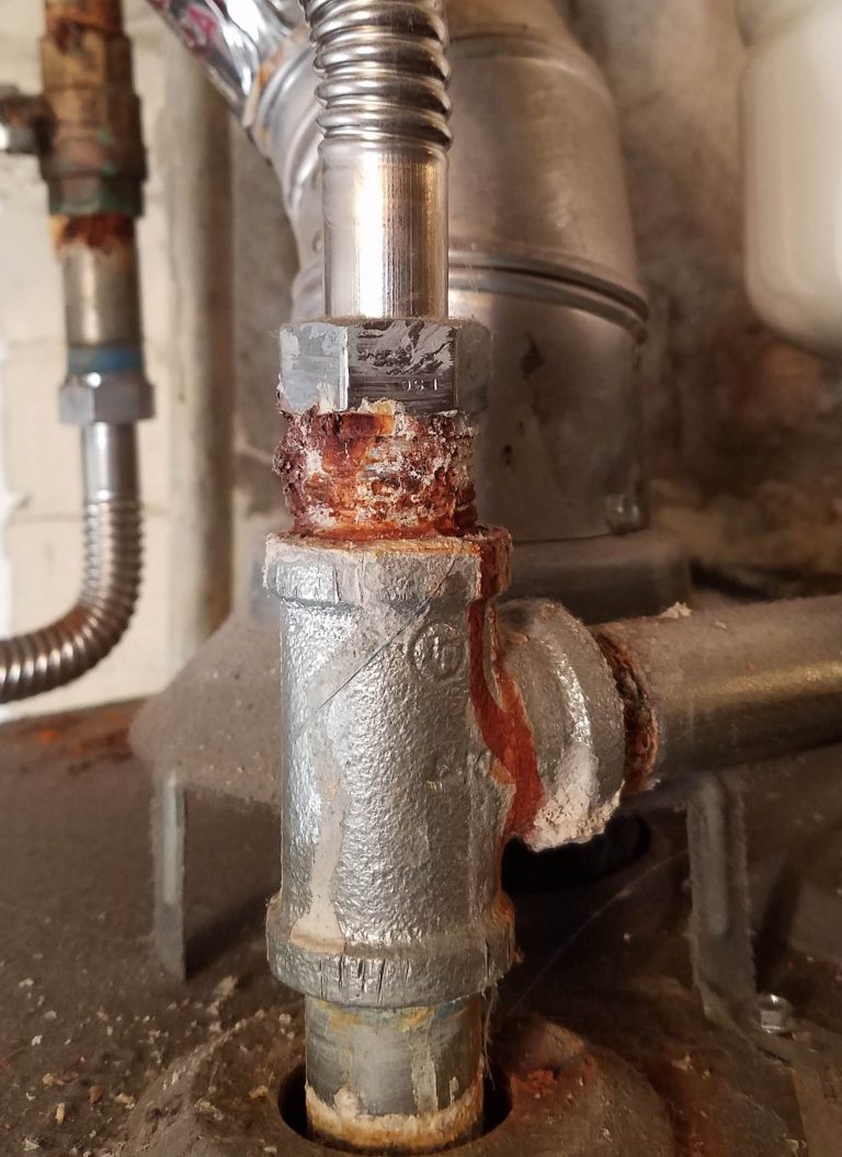 What Causes Corrosion on Hot Water Heater Pipes