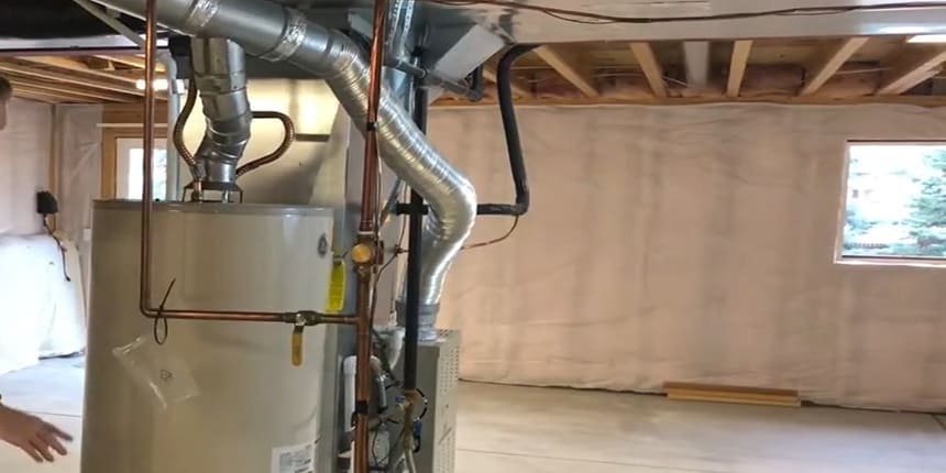 should i turn off water heater if pipes freeze